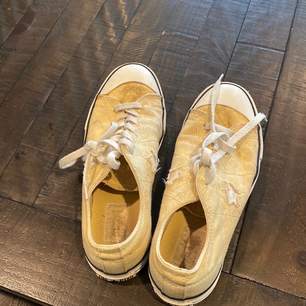 Adorable vintage converse one star